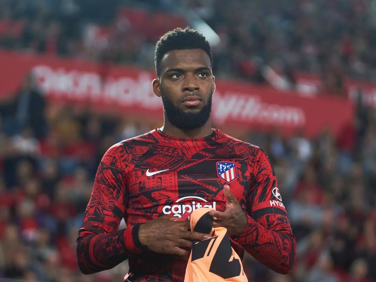 El AC Milan está en negociaciones avanzadas con el Atlético de Madrid por Thomas Lemar, ofreciendo 30 millones de euros.